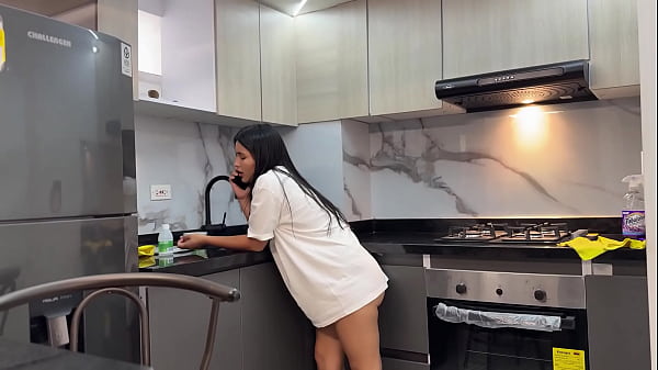 Mi hermanastra se aprovecha que estoy empezando la pubertad para empezar a calentarme y hacer que me la coja muy duro.