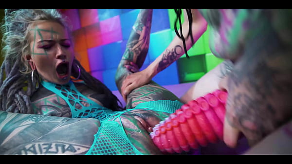 Illuz has a huge strapon to use on Anuskatzz